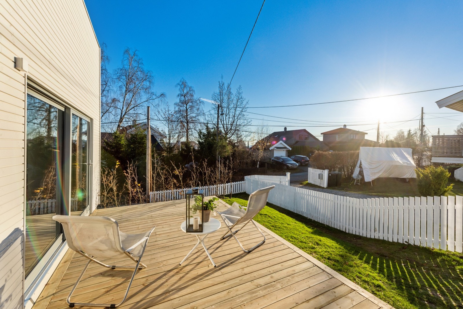 Solrik terrasse utenfor stue i 1. etasje Galleribilde