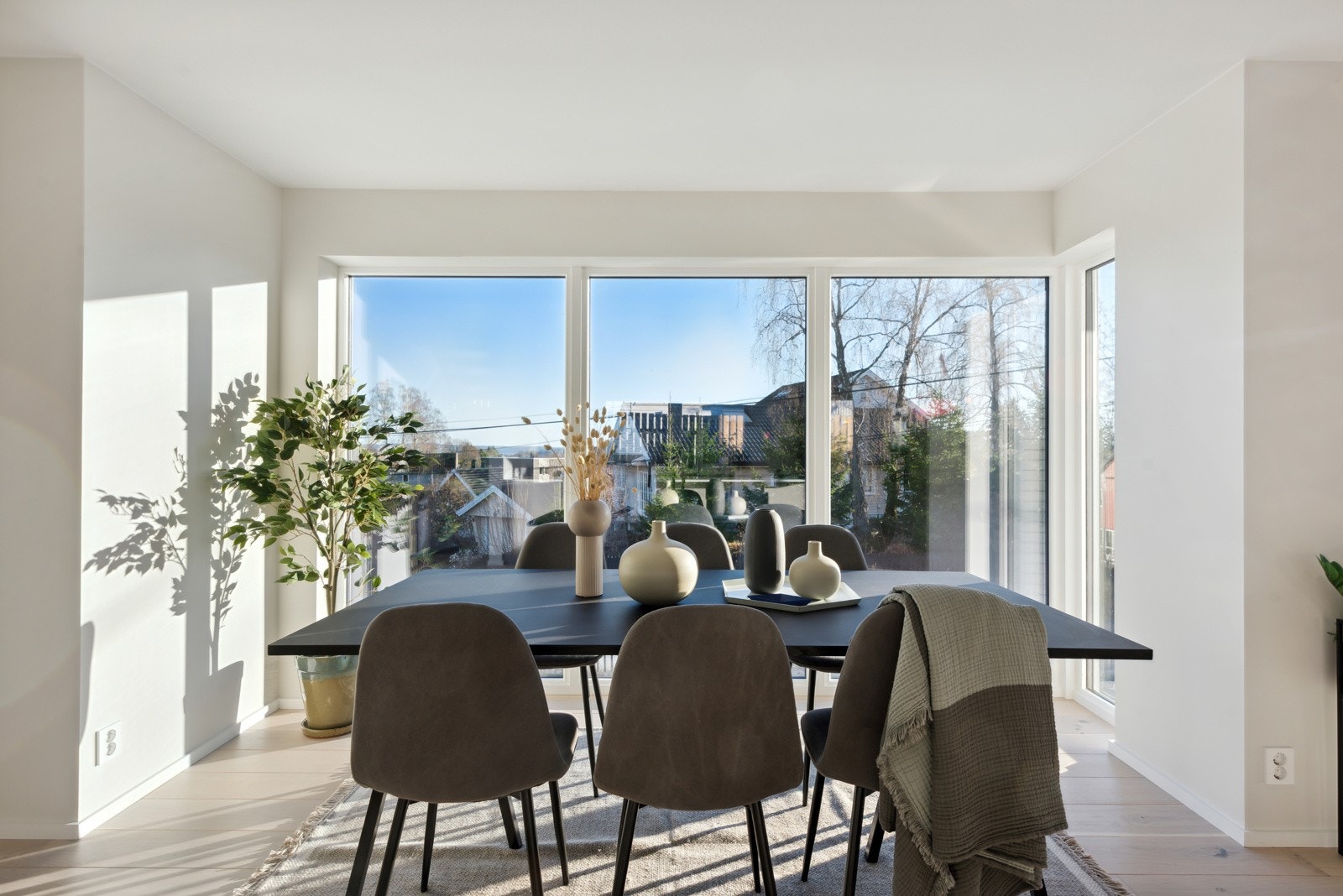 Store, panoramavinduer gir svært gode lysforhold Galleribilde