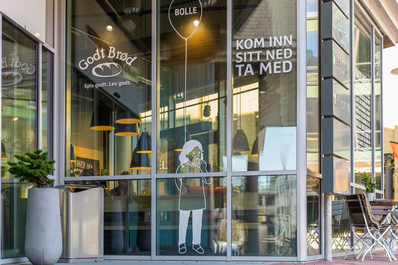 Her finnes også en rekke spisesteder, kafeer, kino og kulturhus Galleribilde