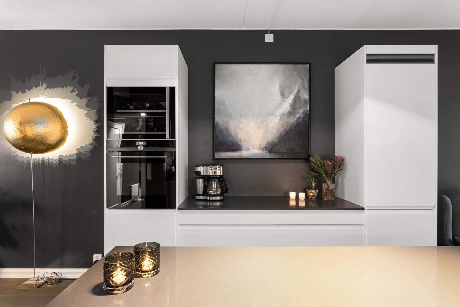 Kjøkkenet er fullt utstyrt med integrerte hvitevarer som medfølger i handelen. Integrerte hvitevarer som nedsenket platetopp, komfyr og vinskap i høyskap, oppvaskmaskin og kjøleskap med frysedel. Galleribilde