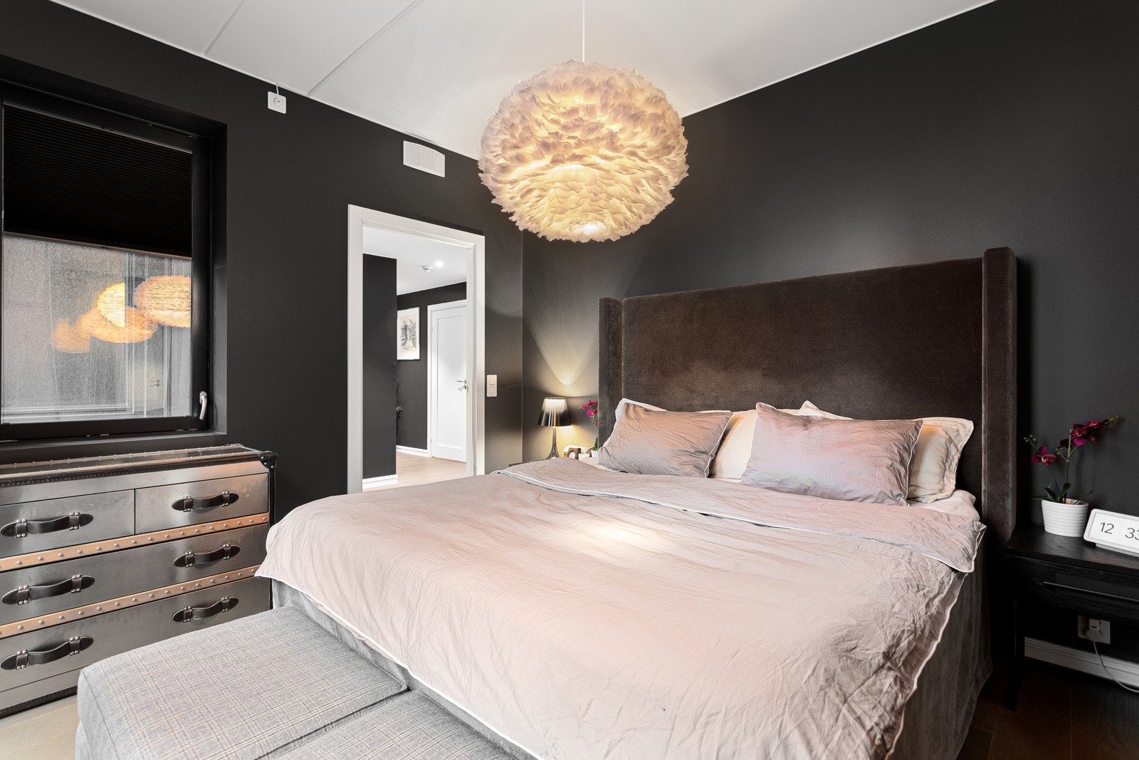 På soverommet har du plass til en stor dobbeltseng med tilhørende nattbord, samt en kontorpult eller kommoder. Galleribilde