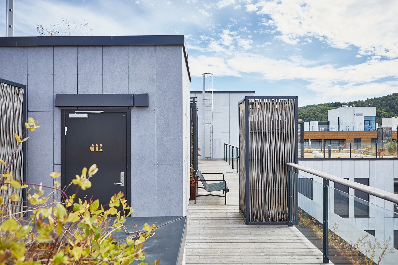 Det er toalett midt på takterrassen, så det er ingen behov for å benytte buskene eller gå til egen leilighet om nøden er stor. Galleribilde