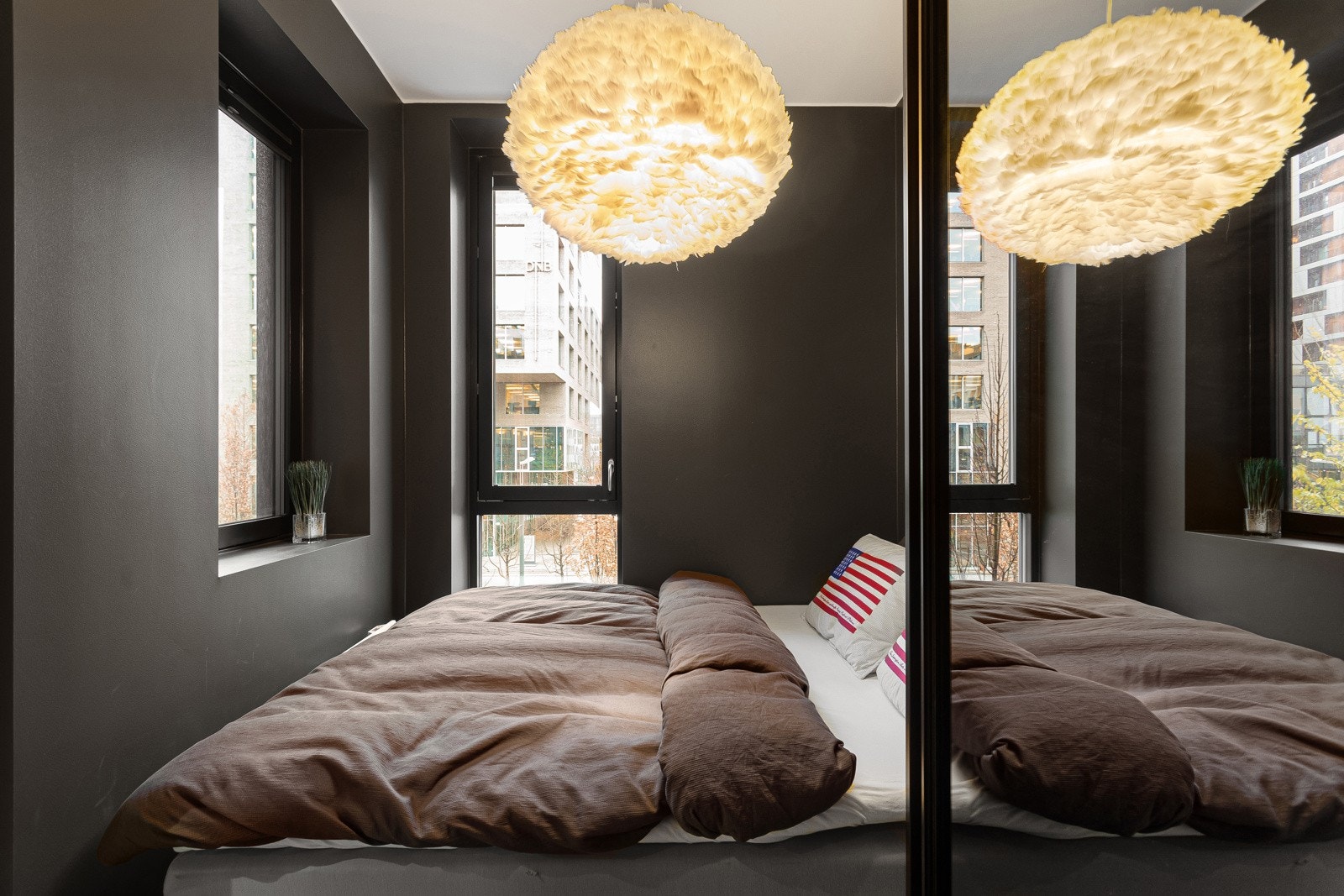 Samme høye standard som resten av leiligheten med pen enstavs eikeparkett på gulv og glatte overflater malt i en stilren mørk farge. Galleribilde