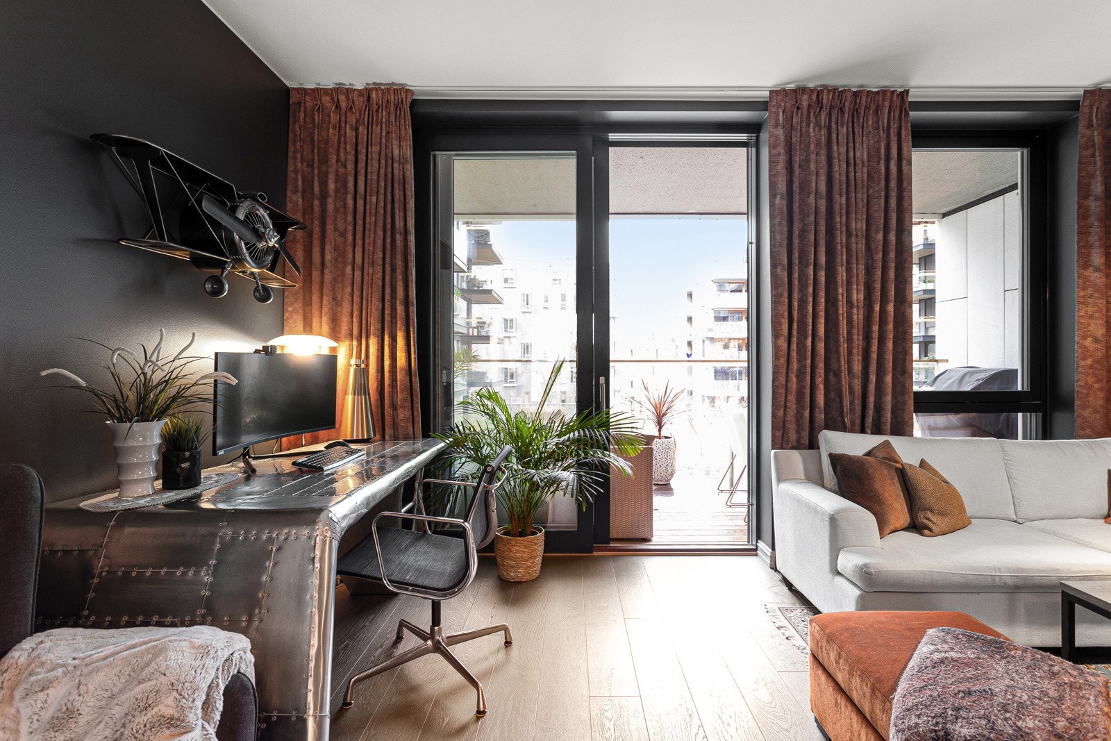 De store vindusflatene fra gulv til tak, sørger for rikelig med naturlig lys, samtidig som det er minimalt med innsyn. Galleribilde