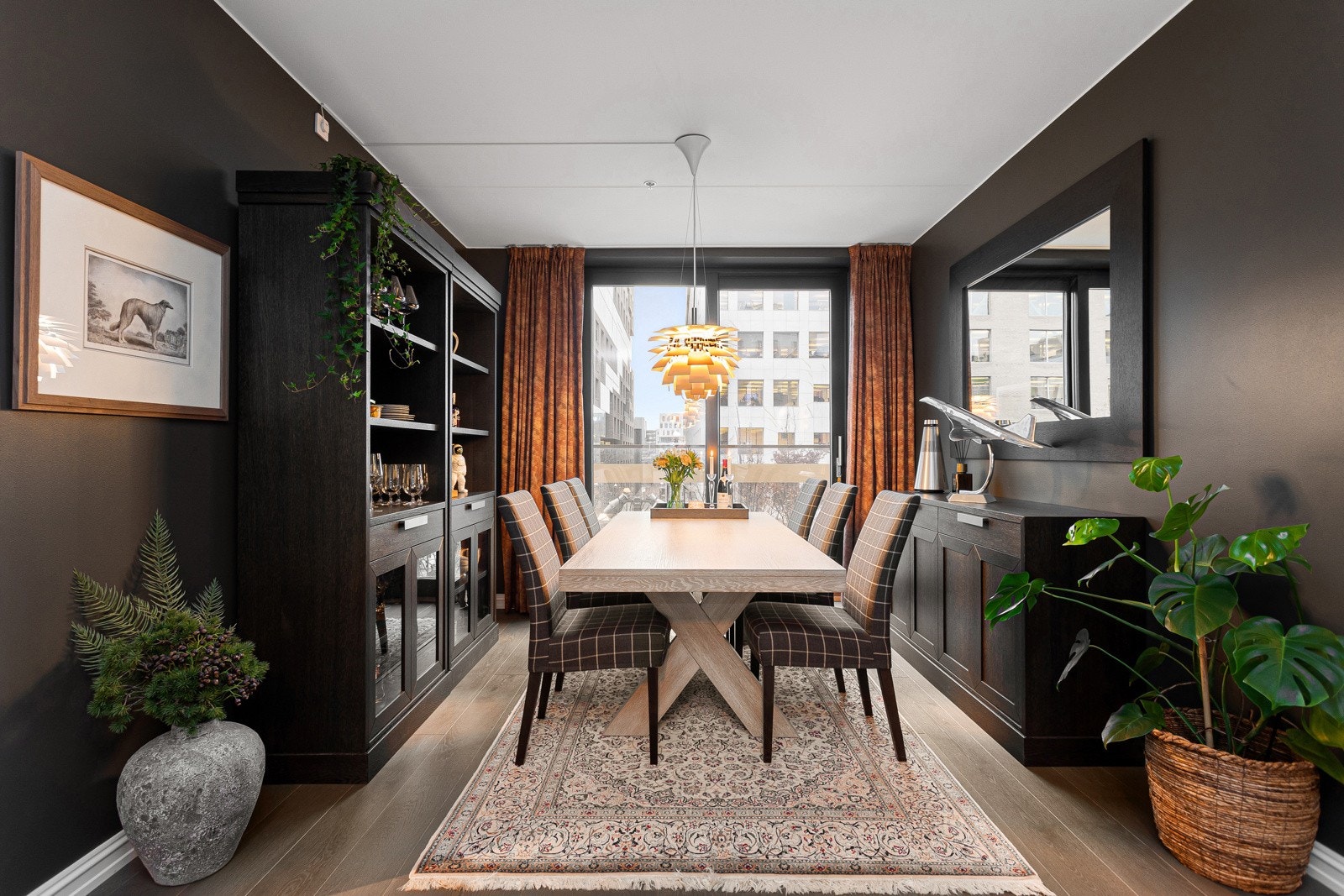 I tilknytning til kjøkkenet har du en flott spisestue med naturlig plass til et stort spisebord. Galleribilde