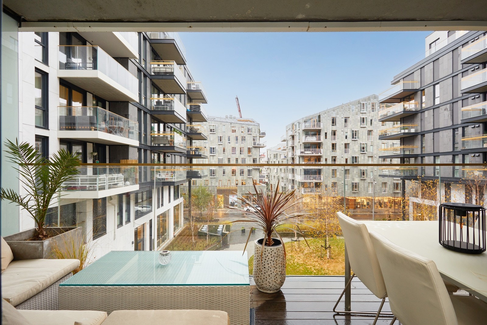 Fra stuen har du en stor skyvedør ut til en flott og solrik sydvendt balkong på ca. 11m². Galleribilde