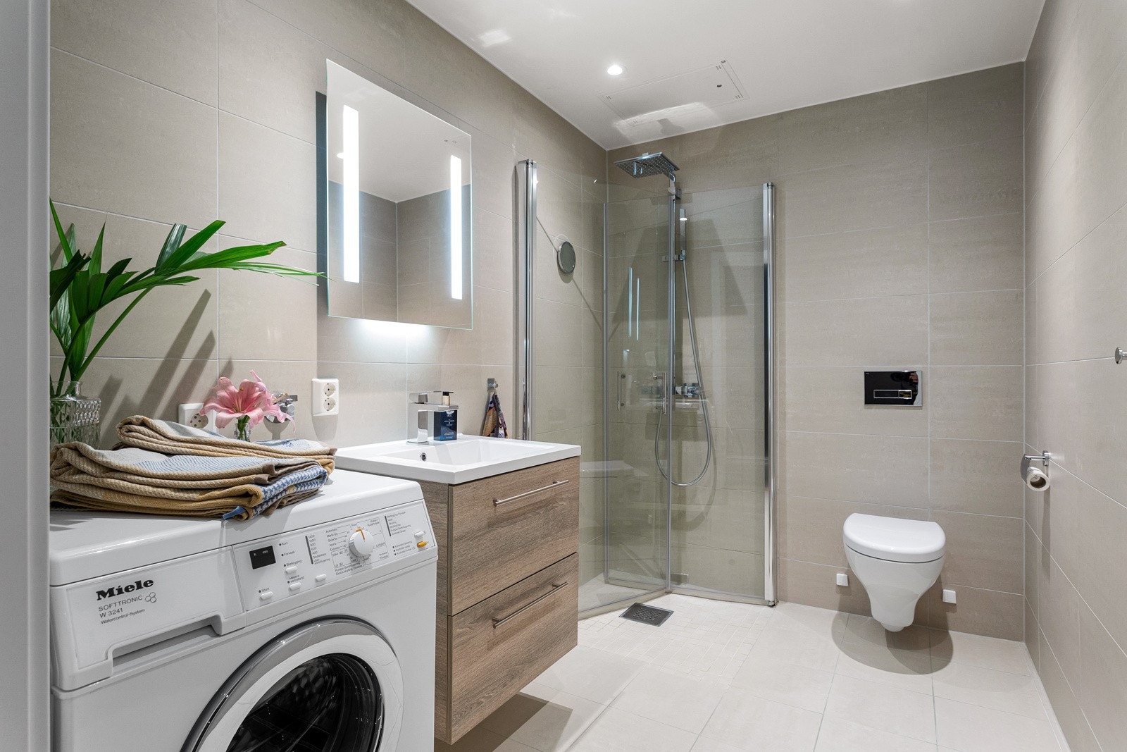 Leiligheten har et lyst og moderne flislagt baderom fra byggeår 2018. Verdibevis fra takstmann foreligger! Galleribilde