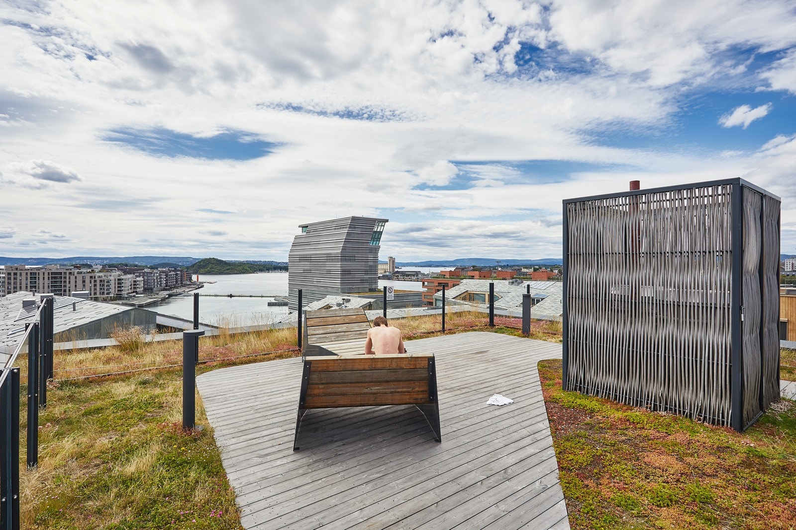 Sonene "kjøkken", 1 og 3 kan bookes via bookingsidene, mens sonene 2 og 4 ("lekeplassen") er fritt tilgjengelig etter først til mølla-prinsippet. Det samme gjelder de to utstikkerne med solingsplass. Galleribilde