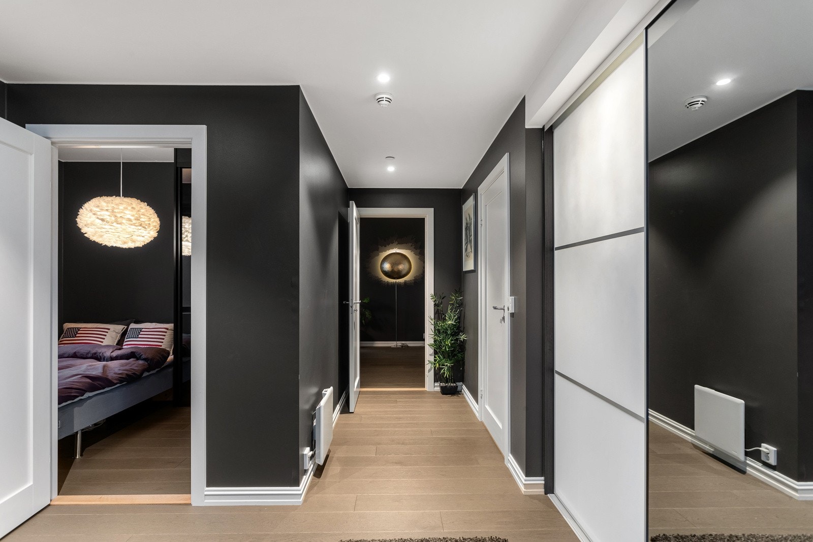 I entréen har du rikelig med oppbevaringsplass i romslig garderobe/bod skjult bak plassbyggede skyvedører. Galleribilde