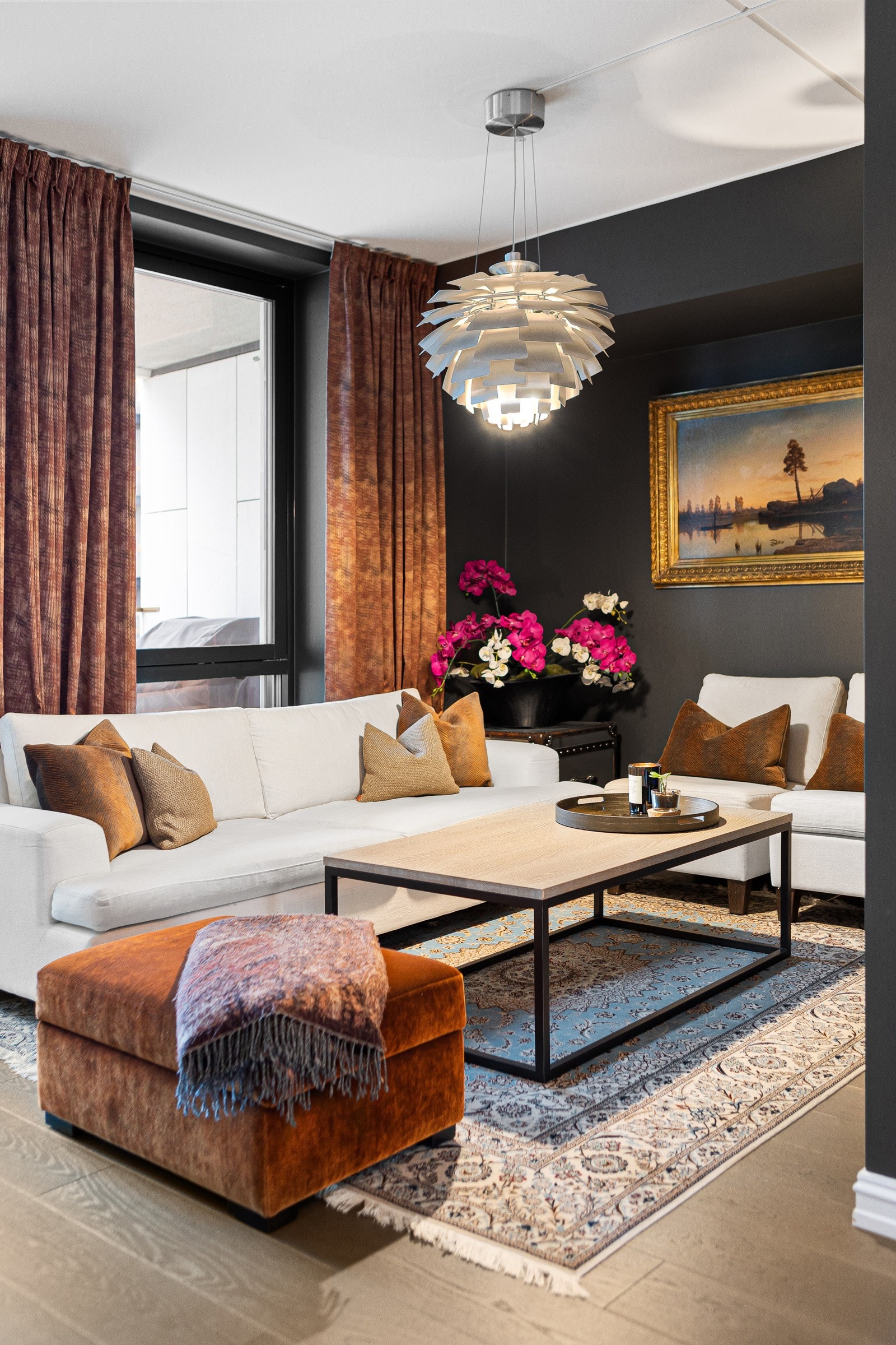 Høy standard fra 2018 med pen enstavs eikeparkett på gulv, glatte overflater malt i en stilren mørk farge og skjult elektrisk anlegg. Galleribilde