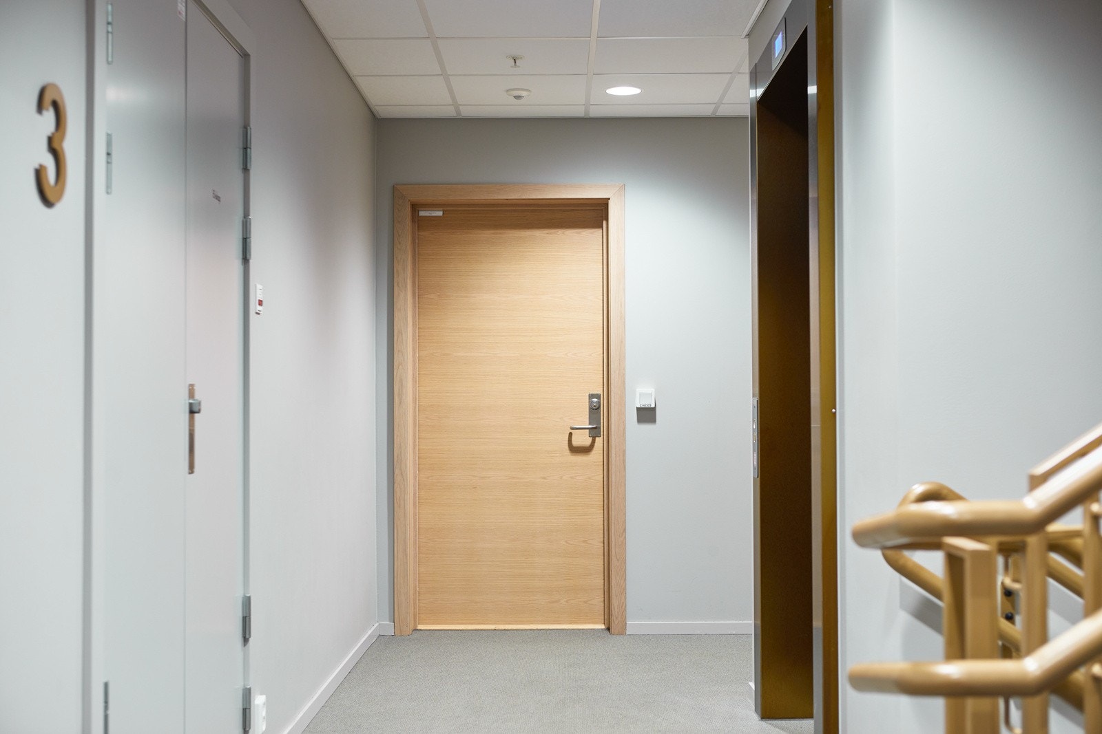 Du tar deg tørrskodd fra gateplan eller garasjeplassen i kjelleren, og opp til leiligheten i byggets 3. etasje via et flott felles trapperom med heis. Galleribilde