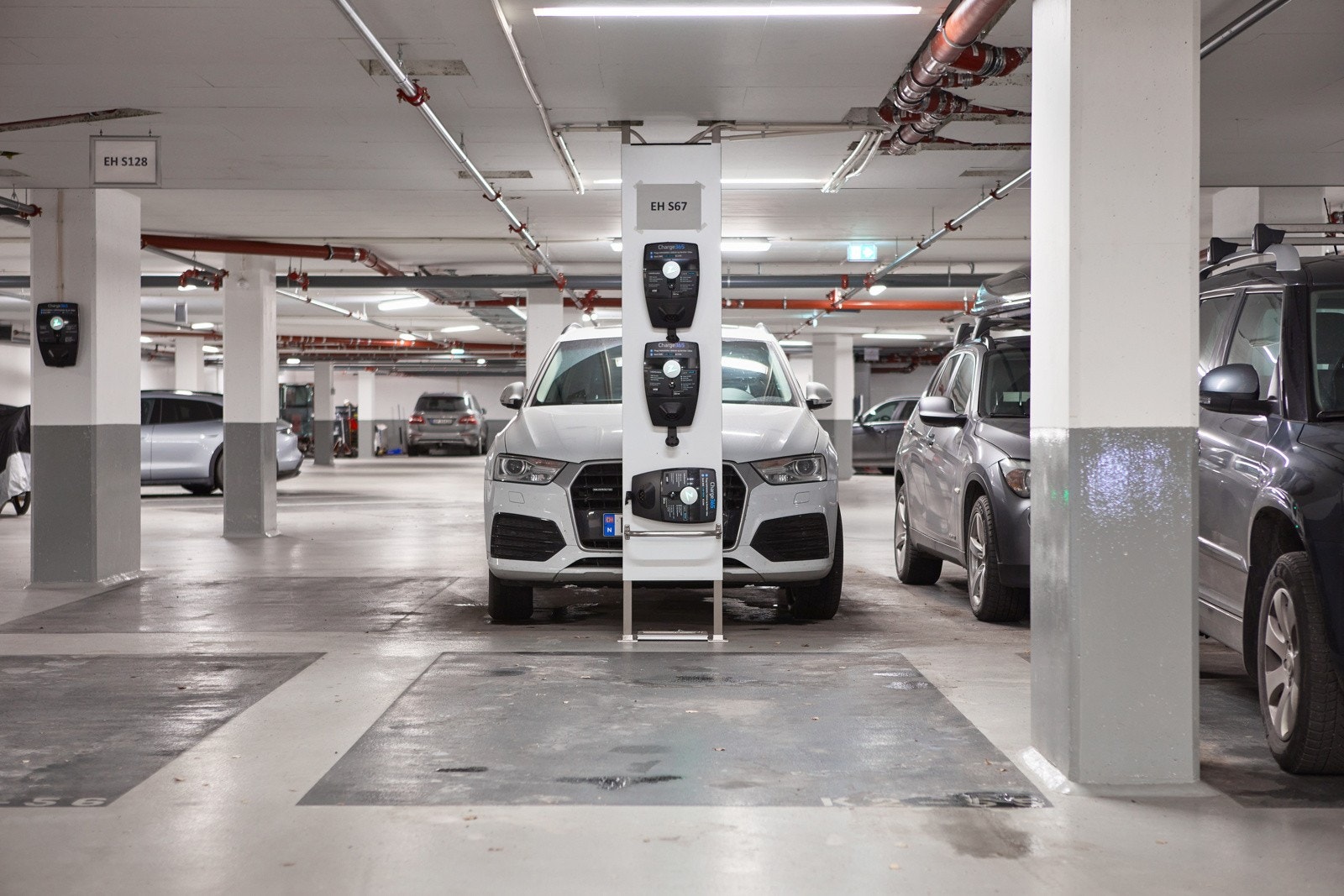 Selger har også en garasjeplass med elbil-lader i garasjeanlegg i kjelleren. Denne kan kjøpes separat for kr. 1 000 000,- + omkostninger. Galleribilde