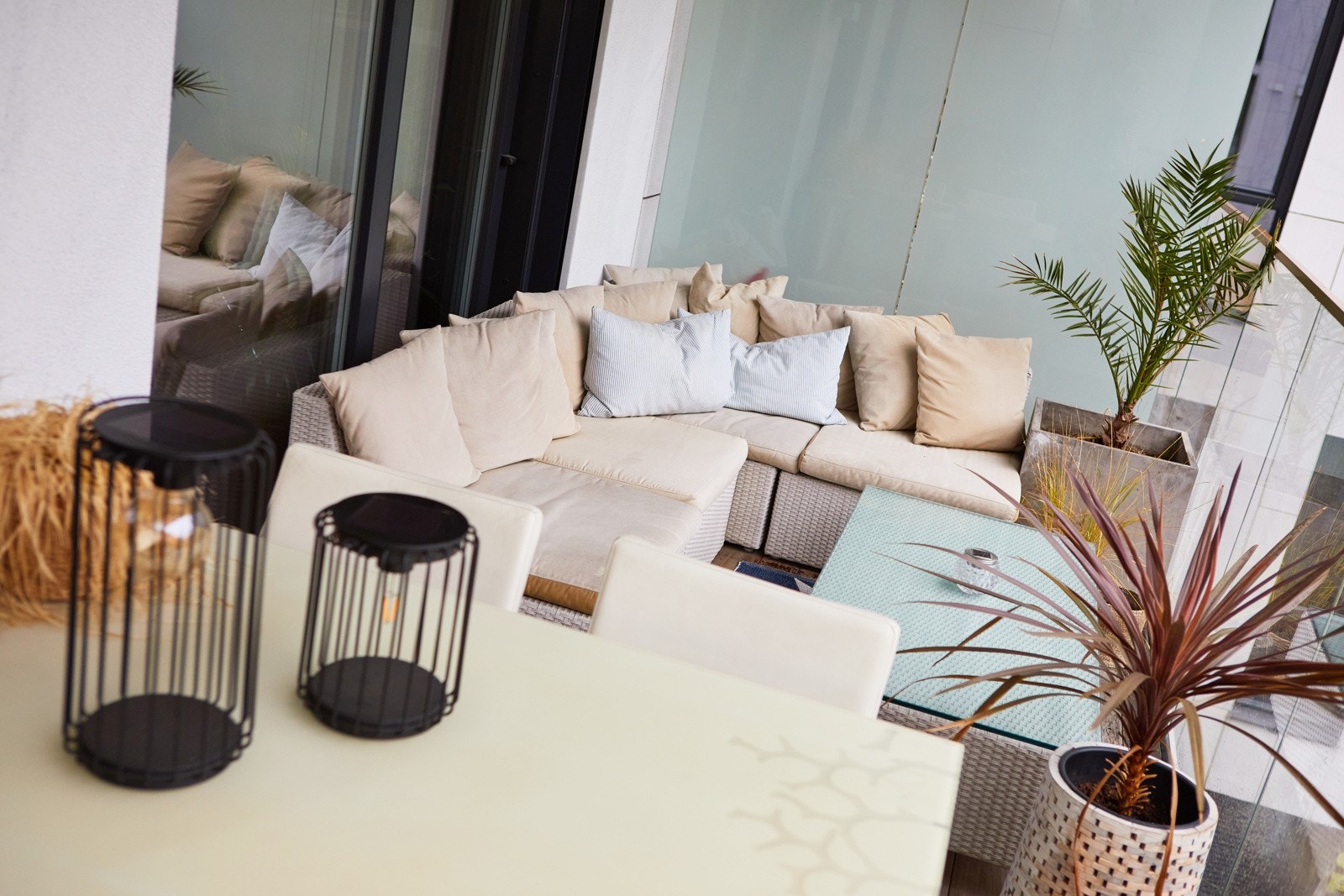 Den gode størrelsen gir plass til ulike sittegrupper etter eget ønske og behov. På balkongen er det også tillatt å bruke elektrisk grill eller gassgrill. Galleribilde