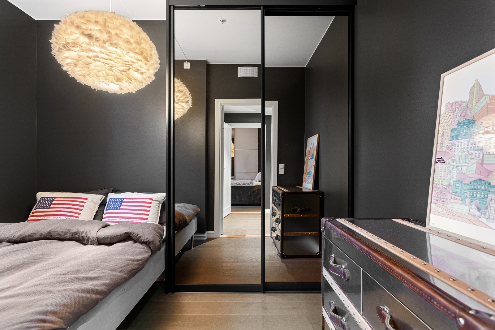 På soverommet har du plass til seng og en kontorpult eller kommode. Også her har du god oppbevaringsplass i stor plassbygget skyvedørsgarderobe med speildører. Galleribilde