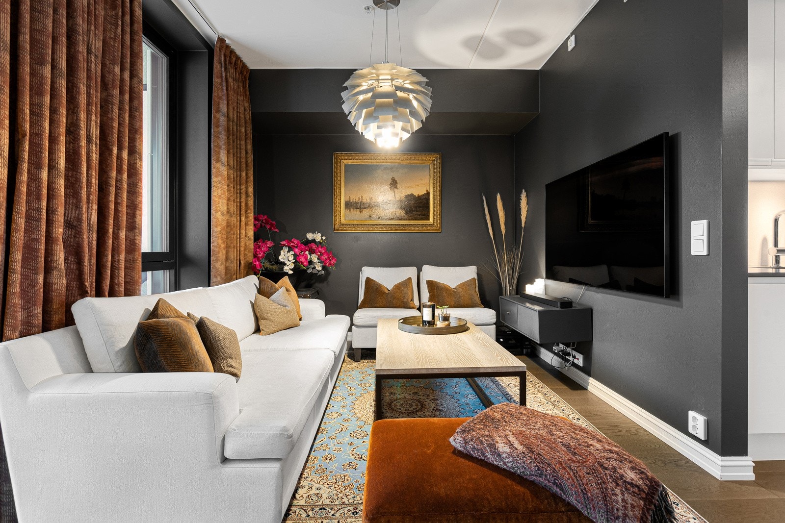 Lysinnslippet sammen med den ekstra gode takhøyden på ca. 2,7 meter bidrar til en god og luftig romfølelse. Galleribilde