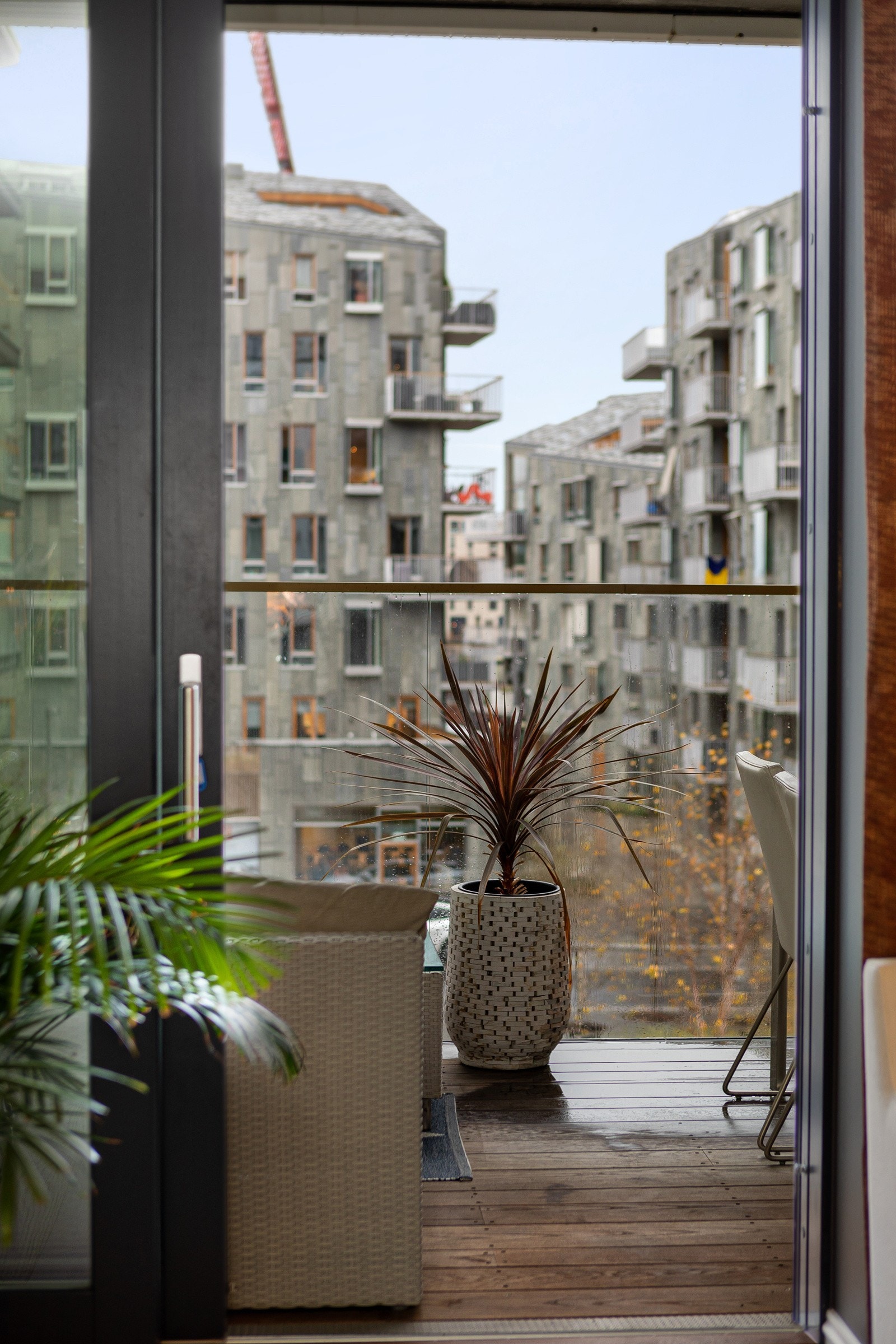 Nydelig utsikt over sameiets pent opparbeide hage og videre mot Vannkunsten beliggende i fjorden. Galleribilde