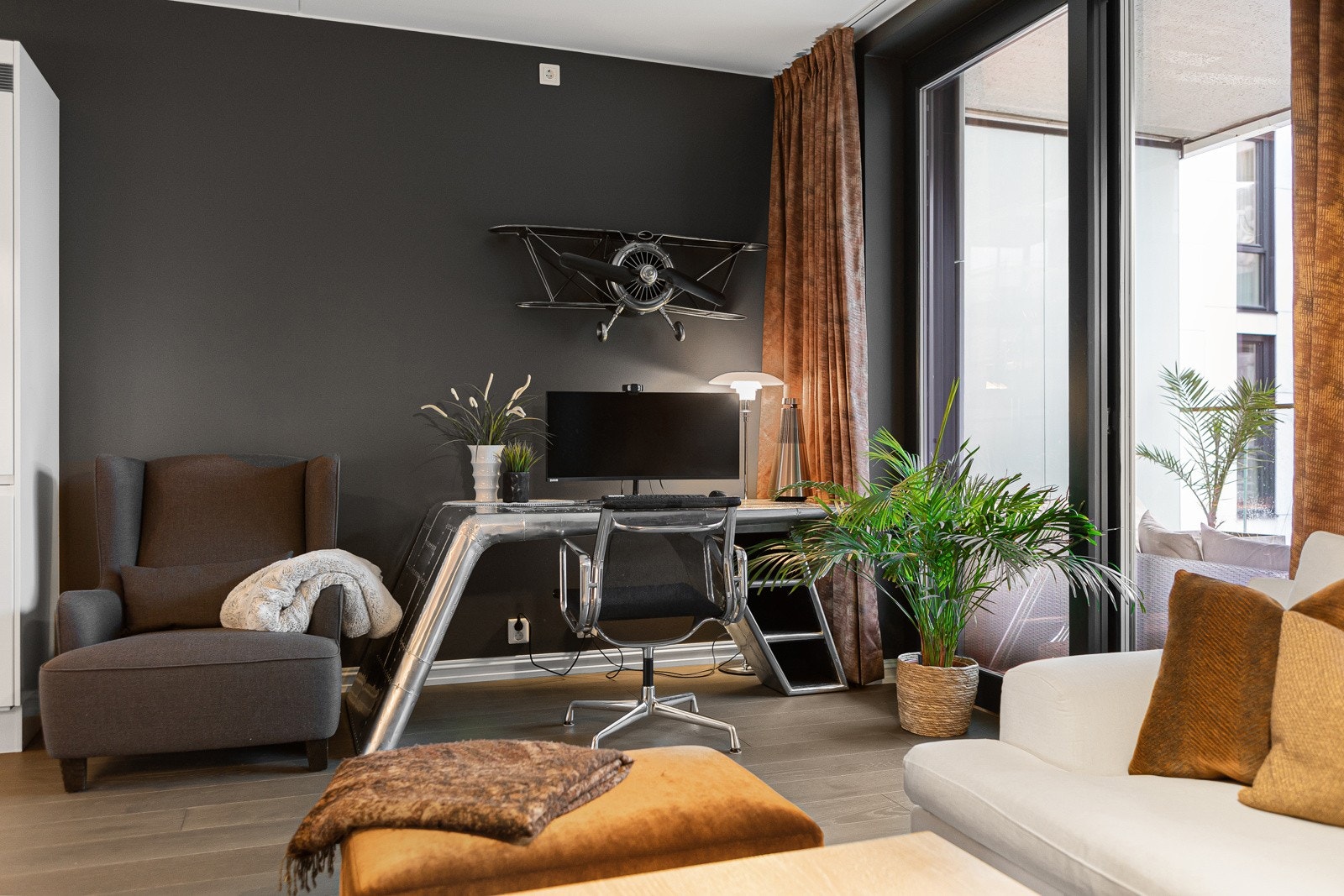 Stuen er enkel å møblere med sofagruppe med salongbord, mediemøblement og annet ønskelig møblement som en kontorpult, bokhyller eller lenestoler. Galleribilde