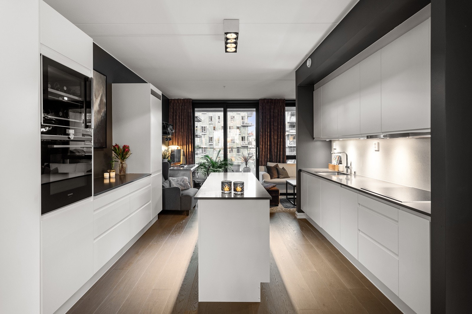 Et stilrent og påkostet kjøkken fra 2018 med god skap- og benkeplass. Galleribilde