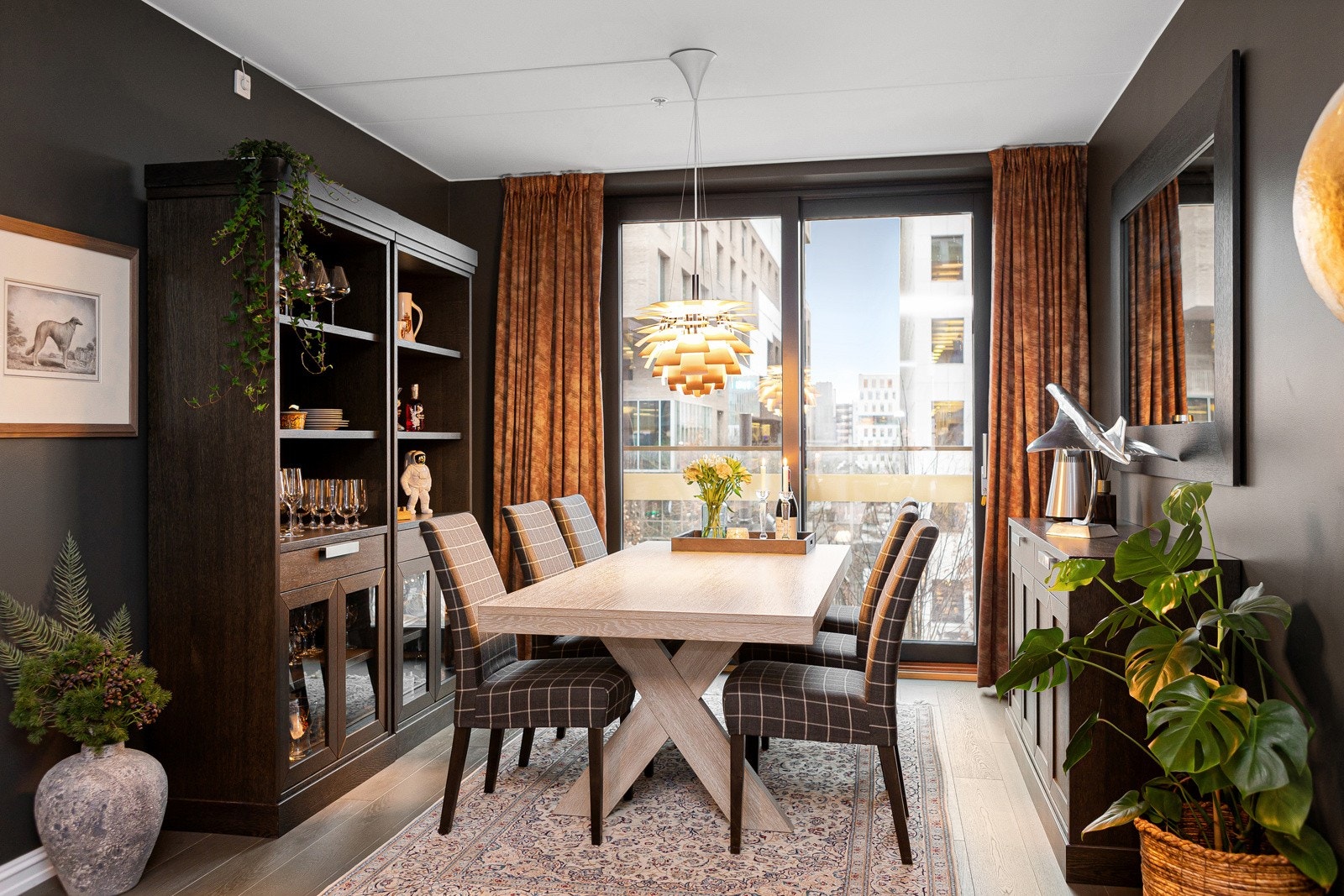 Også her har du store vindusflater fra gulv til tak, som gir et fint gjennomgående lys fra stuen. Stor skyvedør med fransk balkong og god takhøyde på ca. 2,7 meter bidrar til en luftig romfølelse. Galleribilde