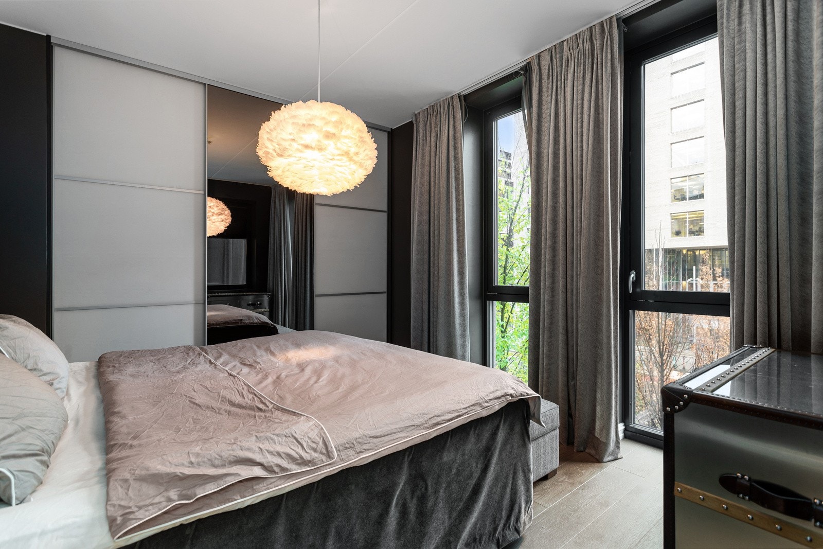 Hovedsoverommet er et innbydende rom av god størrelse. Høy standard fra 2018 med pen enstavs eikeparkett på gulv og glatte overflater malt i en stilren mørk farge. Galleribilde