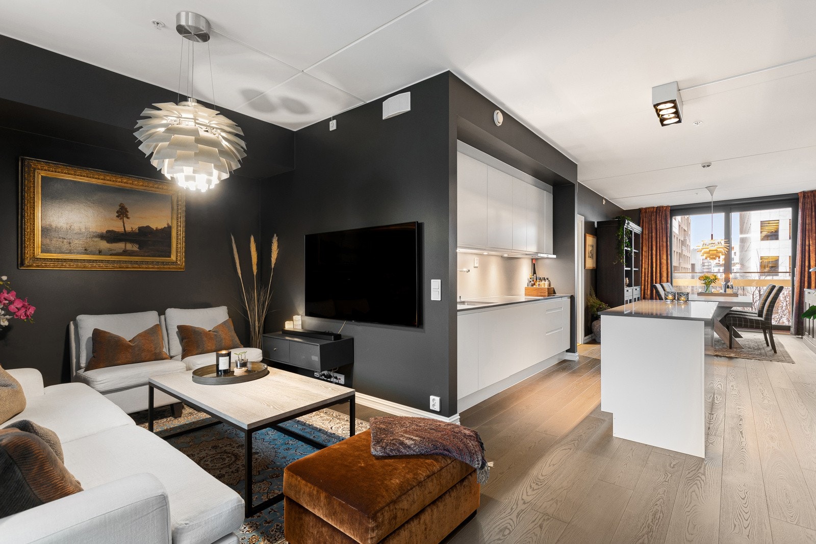 Kjøkkenet er leilighetens hjerterom beliggende i en sosial løsning mellom spisestuen og stuen. Galleribilde