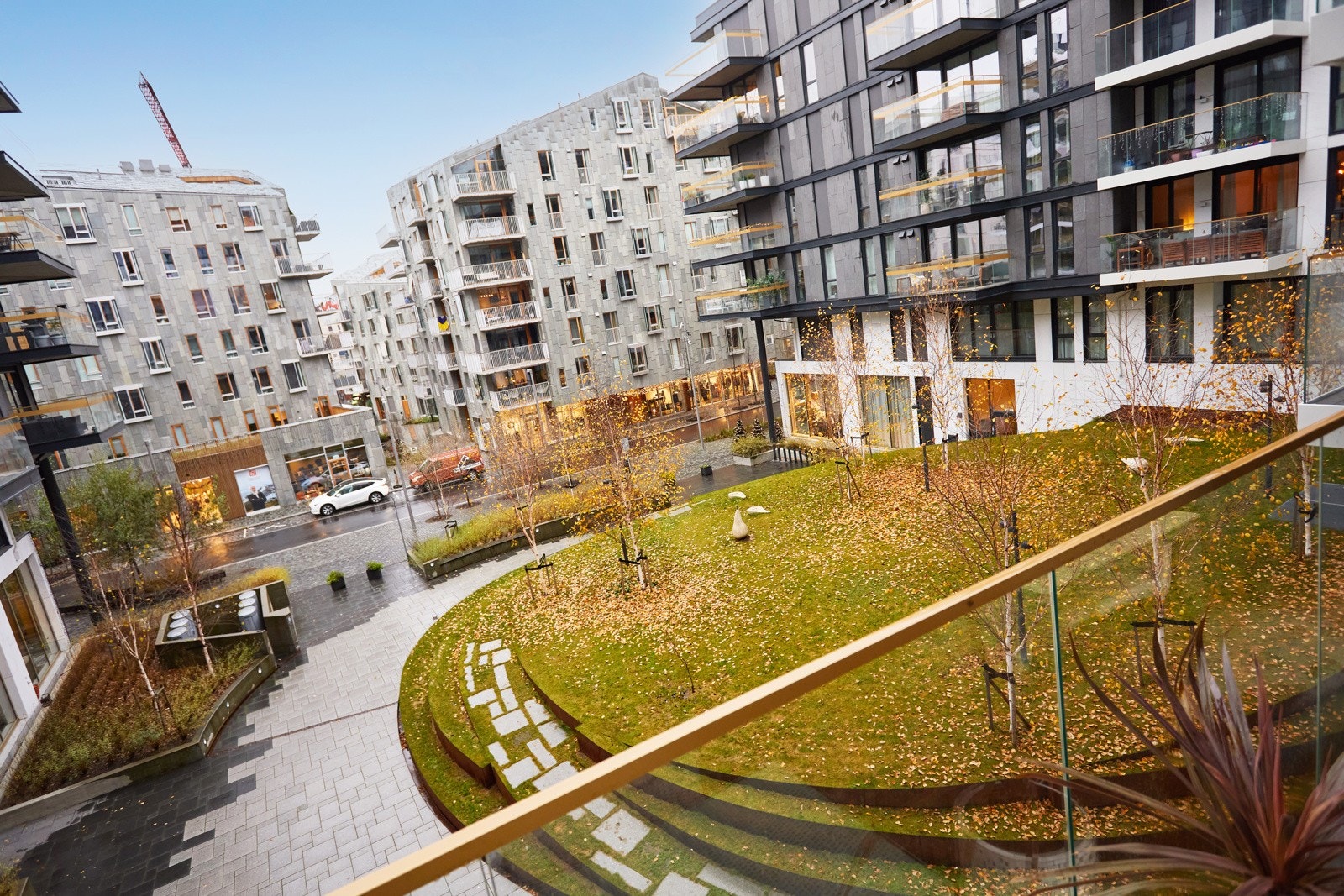 Beliggenheten mot syd sørger for gode solforhold på sommerstid. Nydelig utsikt over sameiets pent opparbeide hage og videre mot Vannkunsten beliggende i fjorden. Galleribilde