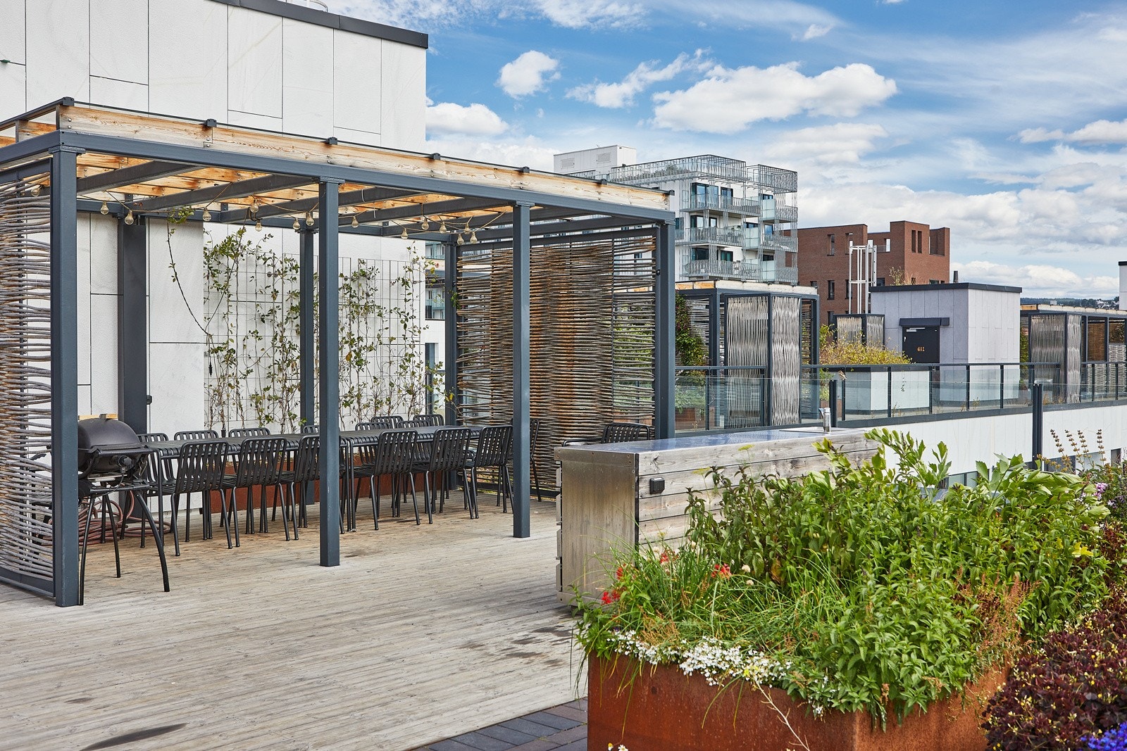 Kjøkkensonen: Her er det benk/vask, elektrisk grill og dobbelt langbord under tak. Galleribilde