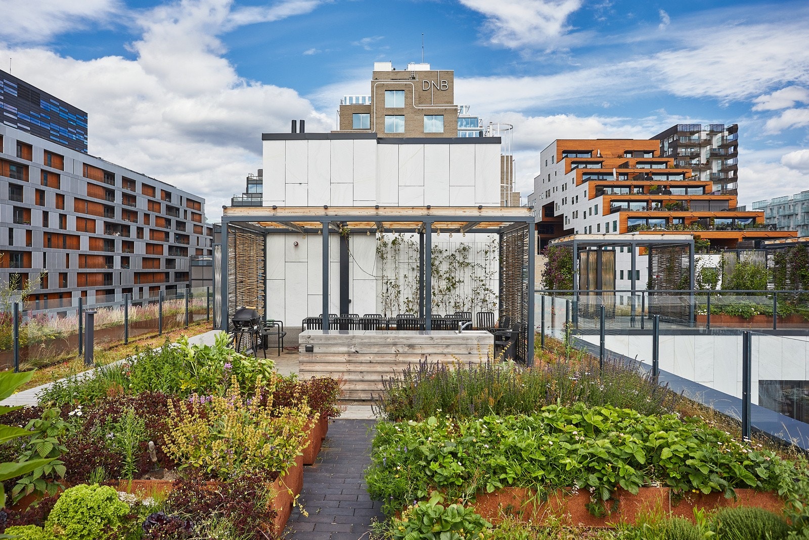 Til langbordet skal det være 12 stoler uten armlener), og i putekassa er det sitteputer en kan hente fram. Galleribilde