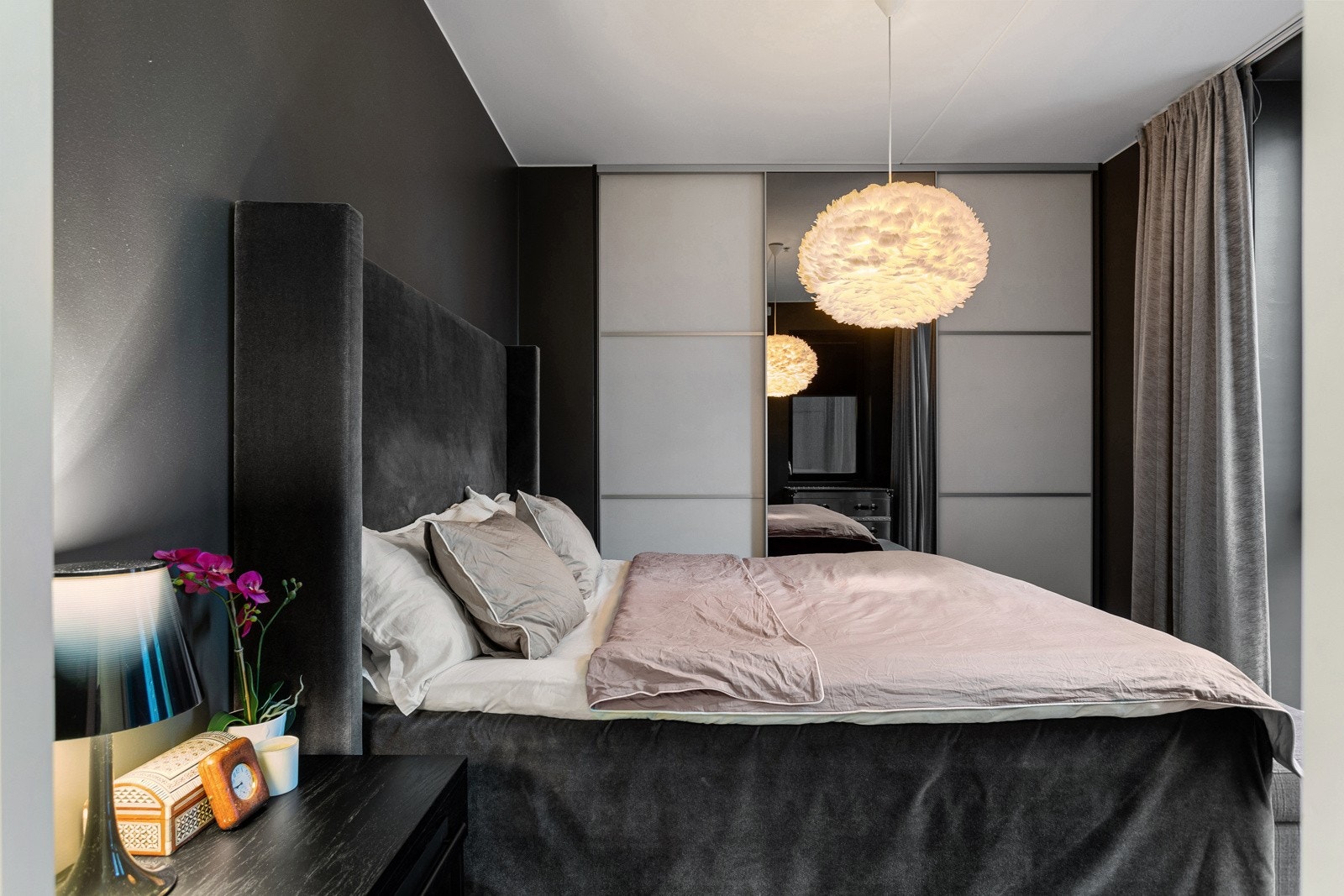 Rikelig med oppbevaringsplass i stor plassbygget skyvedørsgarderobe på ca. 3,16 meter. Galleribilde