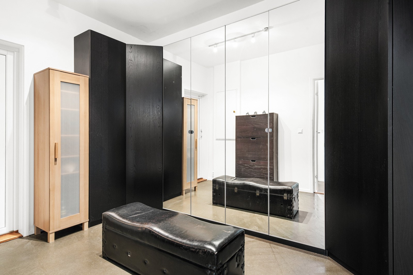 Bod med garderobe Galleribilde