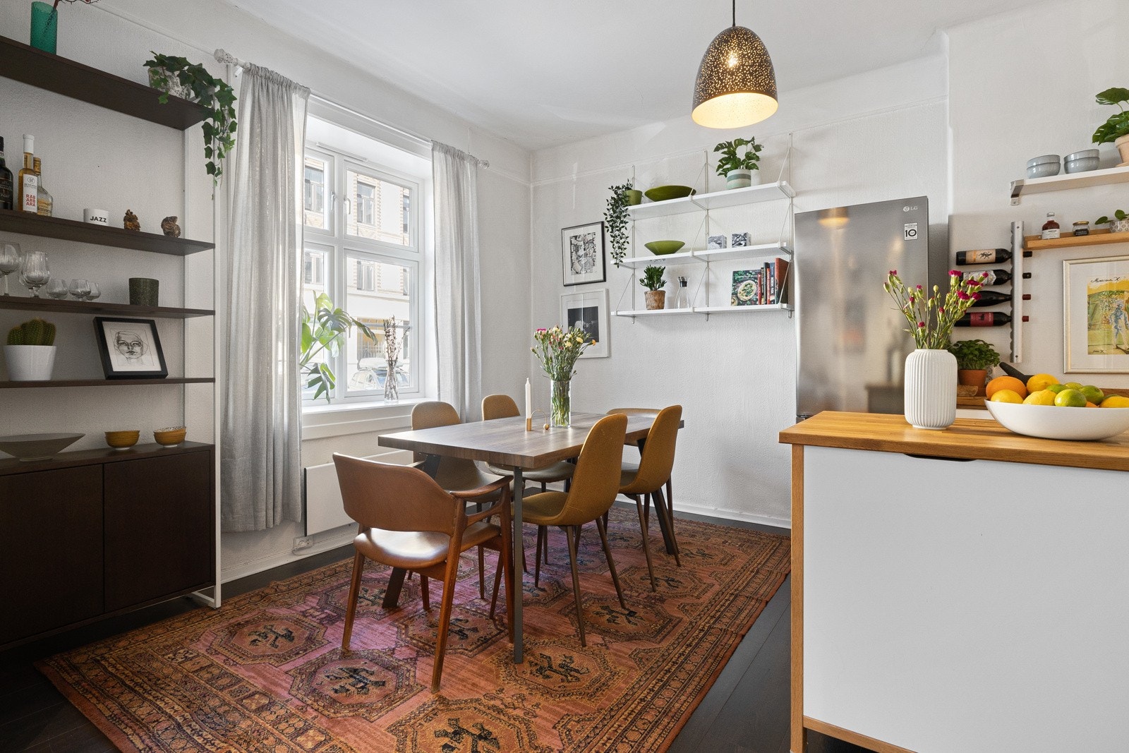 Store klassiske vinduer fra 2017 med dype vinduskarmer gir stuen rikelig med naturlig lys. Galleribilde