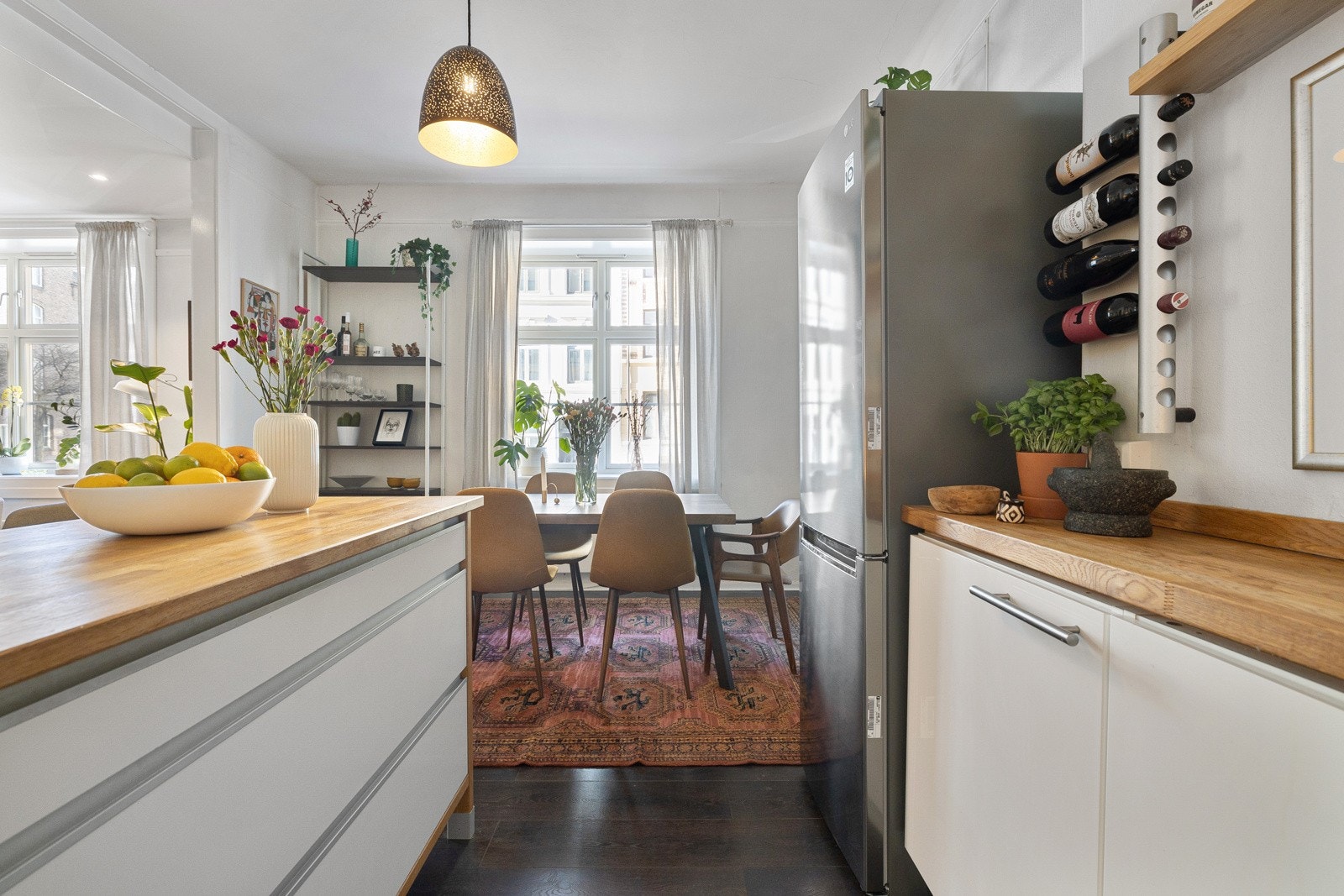 Gode arbeidsforhold i form av skap- og benkeplass. Galleribilde