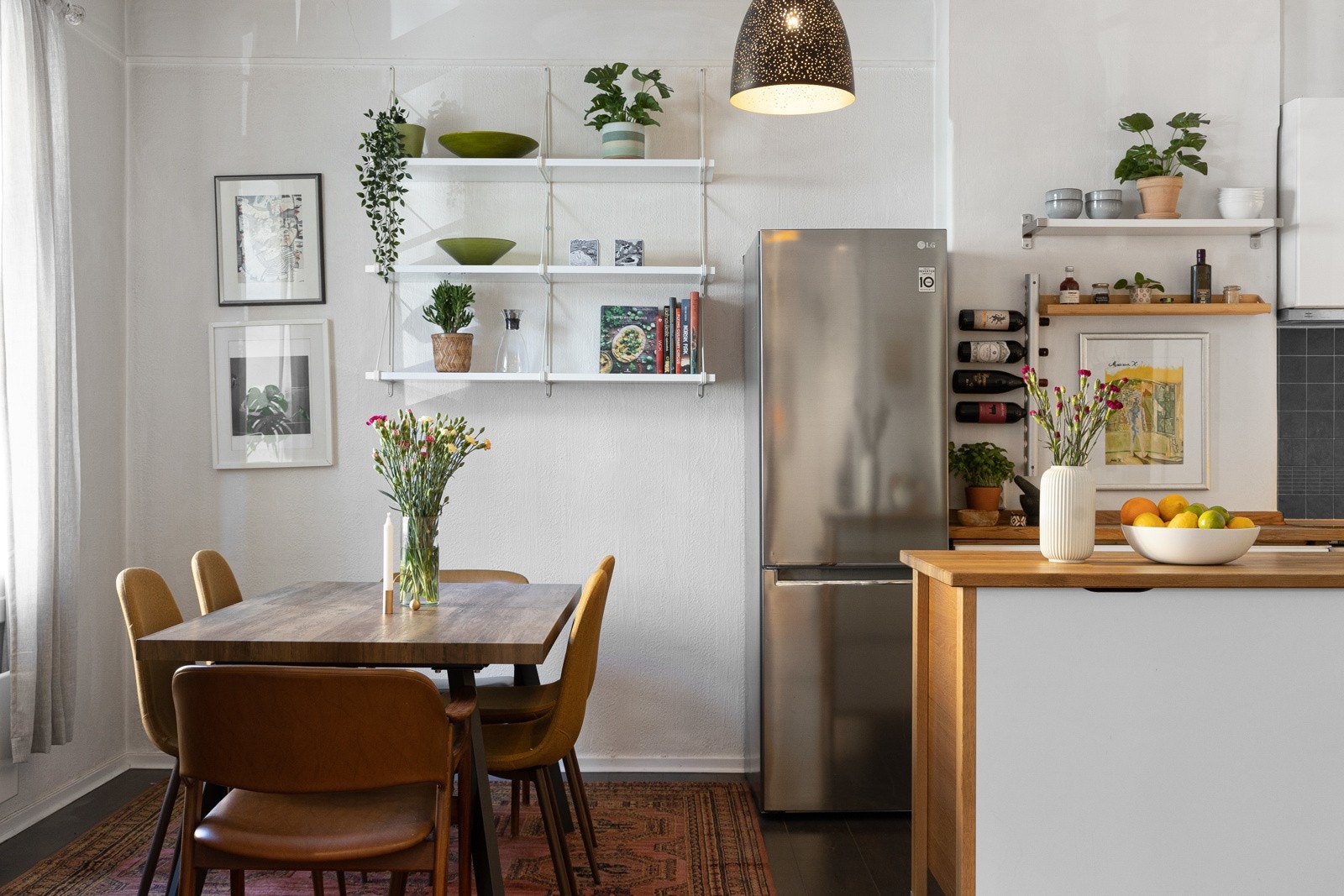 God plass til et stort spisebord med plass til mange gjester. Galleribilde