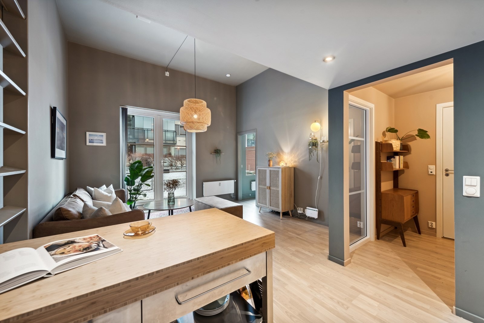 Selger har satt opp en arbeidsbenk, men den kan lett erstattes med et spisebord hvis ønskelig. Galleribilde