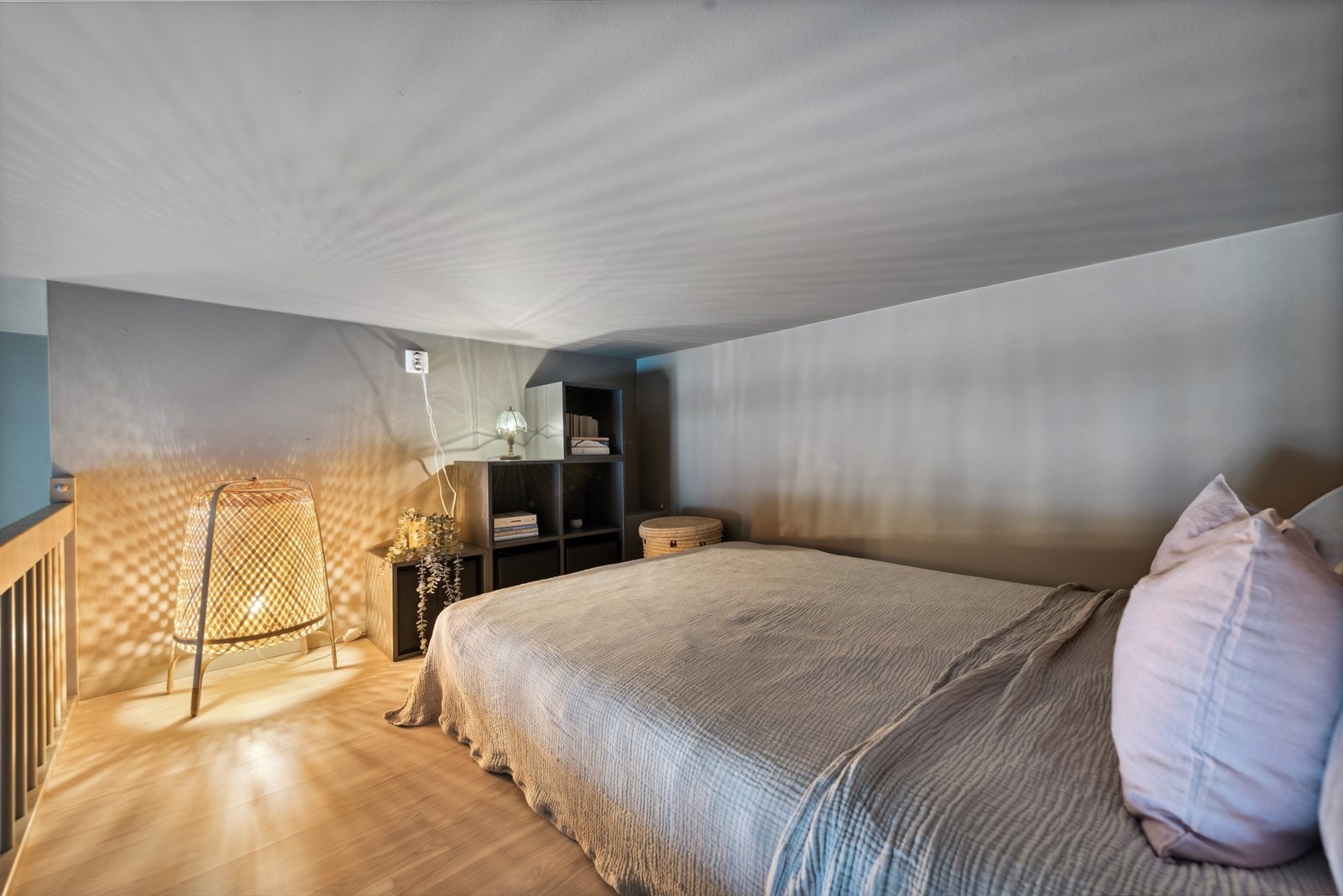 I tillegg disponerer leiligheten en hems med gulvareal på ca. 6 kvm og med en takhøyde på ca. 1,26 M. Galleribilde