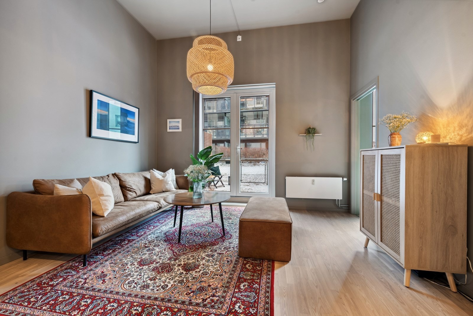 Leiligheten har en lys og romslig stue som ligger i en åpen løsning mot kjøkkenet. Galleribilde