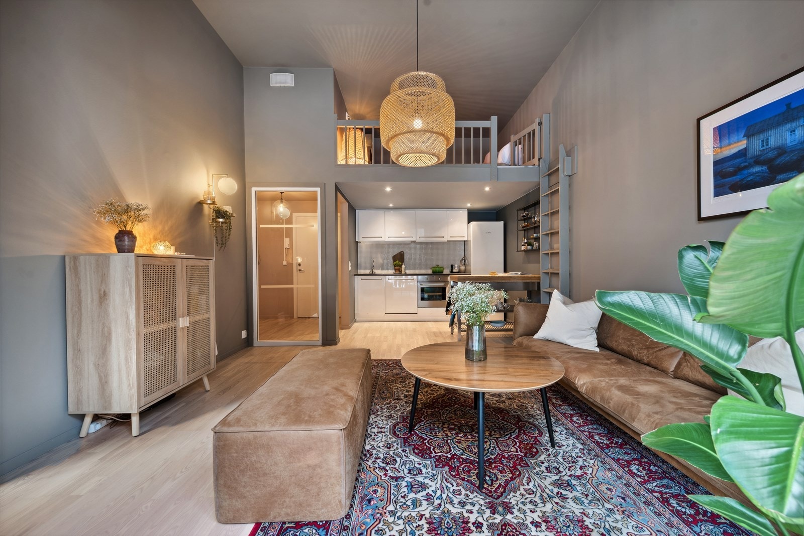 Takhøyden varierer fra ca. 2,4 - 3,62 M. Galleribilde