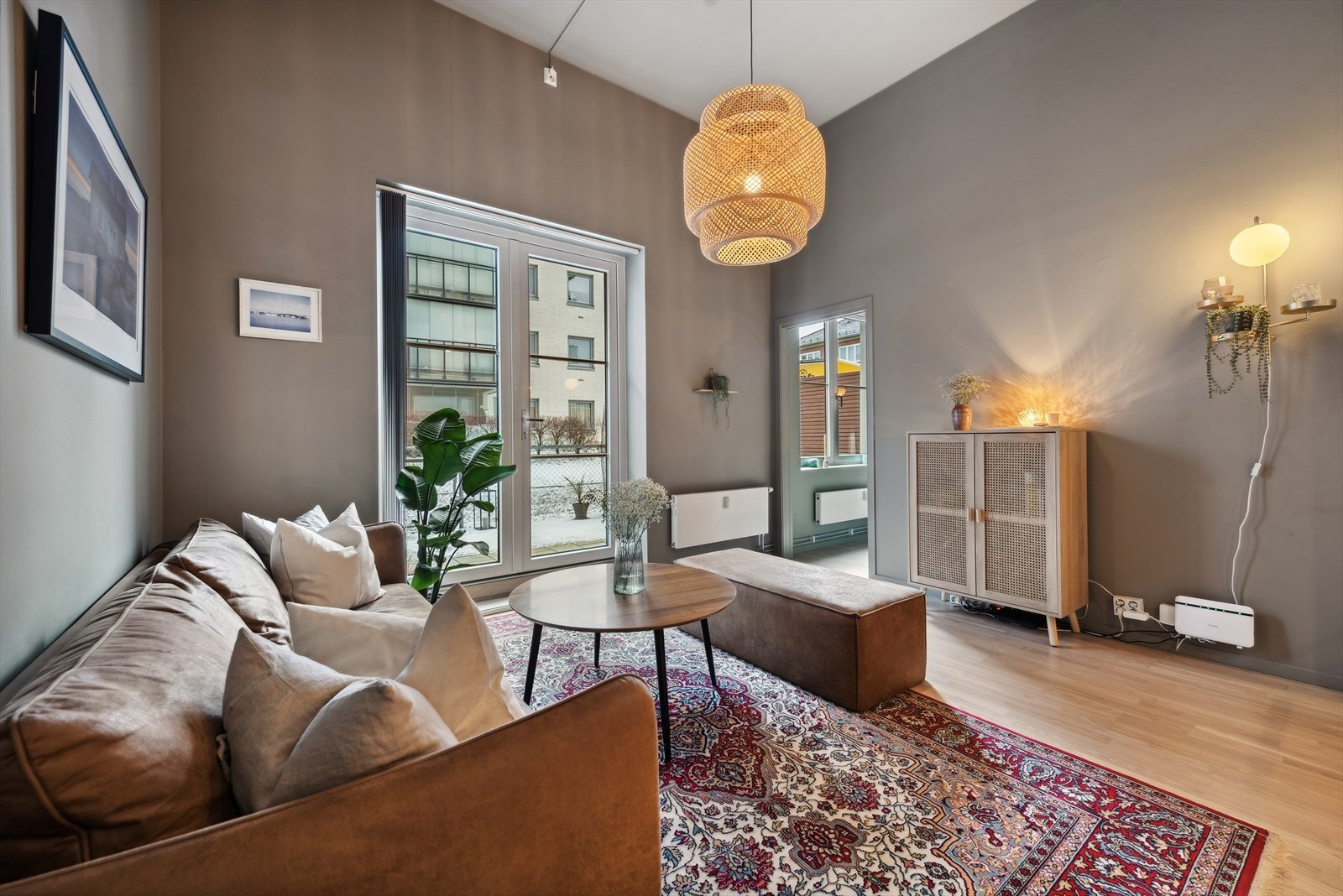 Her har du plass til en koselig sofakrok med tilhørende møblement, samt godt med plass for ønsket medie- og oppbevaringsmøblement. Galleribilde