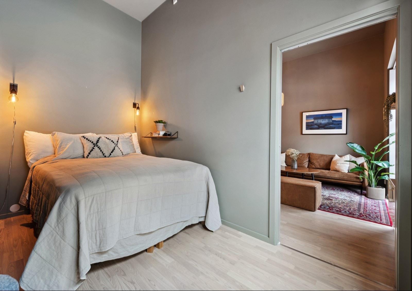 Boligens soverom er svalt beliggende med plass til stor seng og tilhørende nattbord. Galleribilde