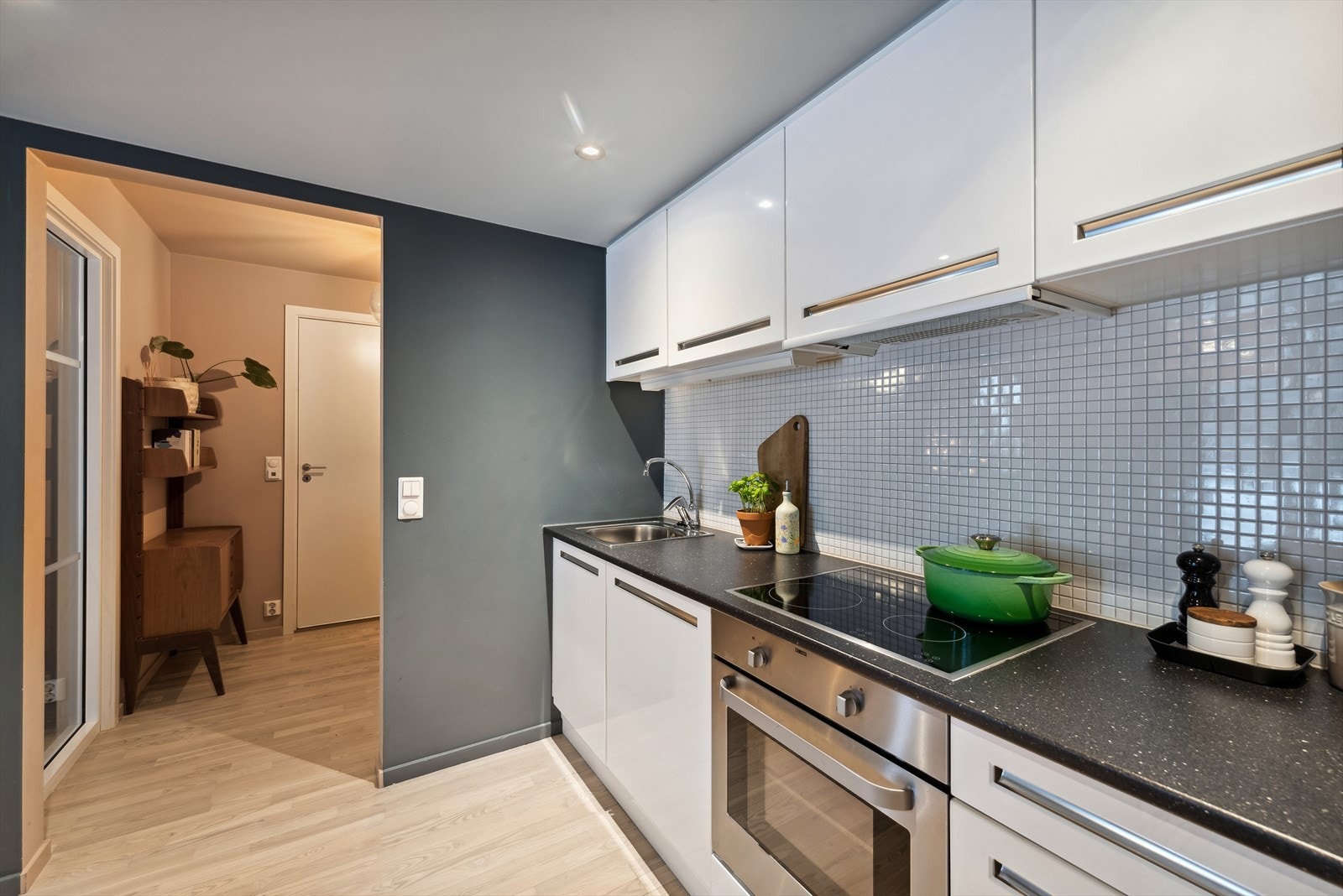 Stilrent kjøkken. Galleribilde