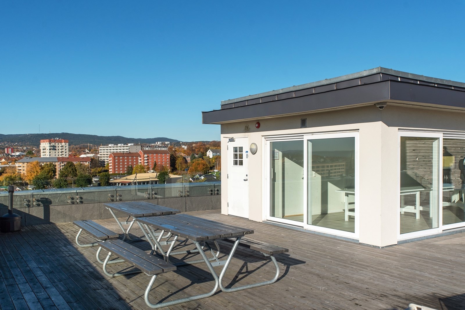 Takterrassen har også et hyggelig selskapslokale som kan bookes til større arrangementer Galleribilde