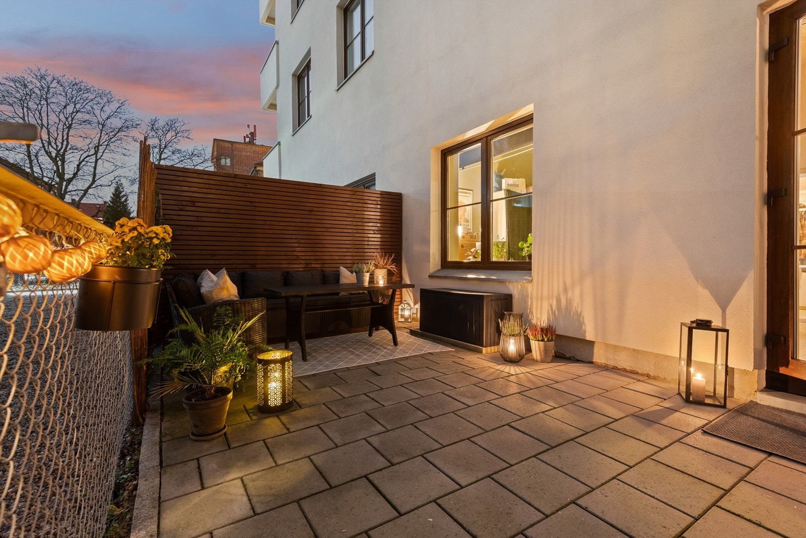 Det er god plass til utemøbler, grill og diverse. Et perfekt sted for å invitere til sosiale lag! Galleribilde