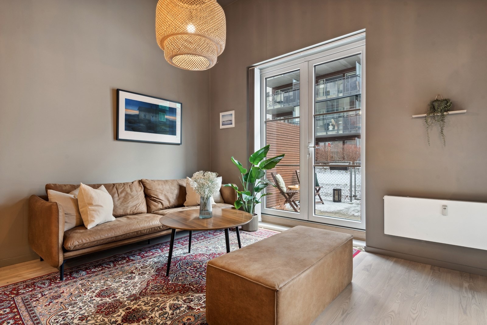 Stuen har en åpen og luftig planløsning som gjør det enkelt å innrede de ulike sonene etter eget ønske. Galleribilde