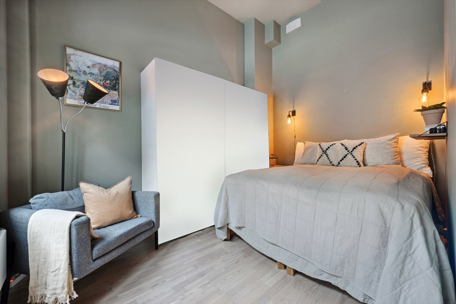 Soverommet har et stort vindu som gir godt med naturlig lys og god oppbevaringsplass i garderobeløsning. (Bilde er manipulert, skap er redigert inn i bilde). Galleribilde