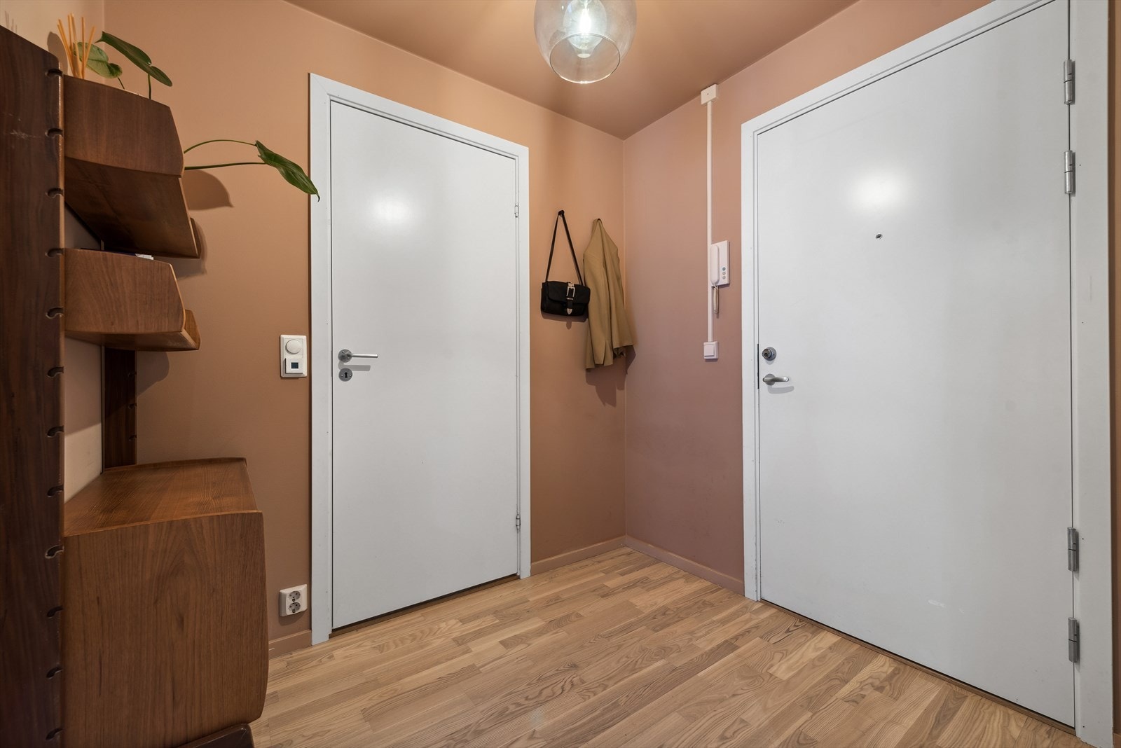 Man ønskes velkommen i en lys og hyggelig entré med god plass til å henge av seg yttertøyet og sette fra seg sko. Galleribilde