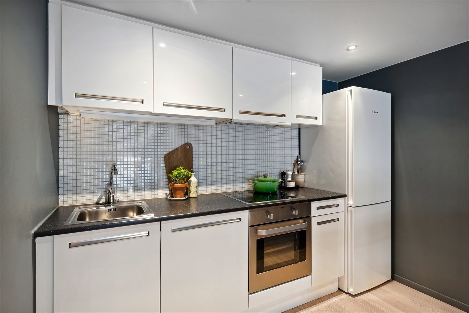 Kjøkken i en åpen løsning mot stue. Galleribilde