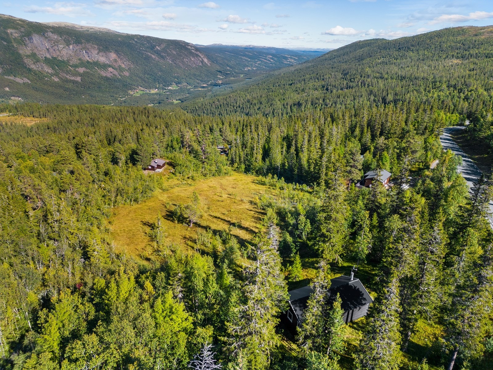 Dronebilde nedover Uvdal. Galleribilde