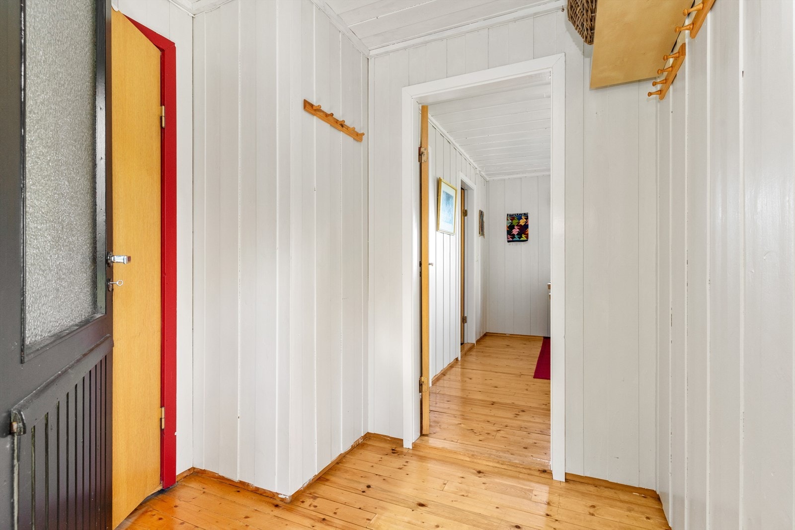 Gangen har adkomst fra baksiden av hytta. God plass til å kunne henge opp klær mv. Galleribilde