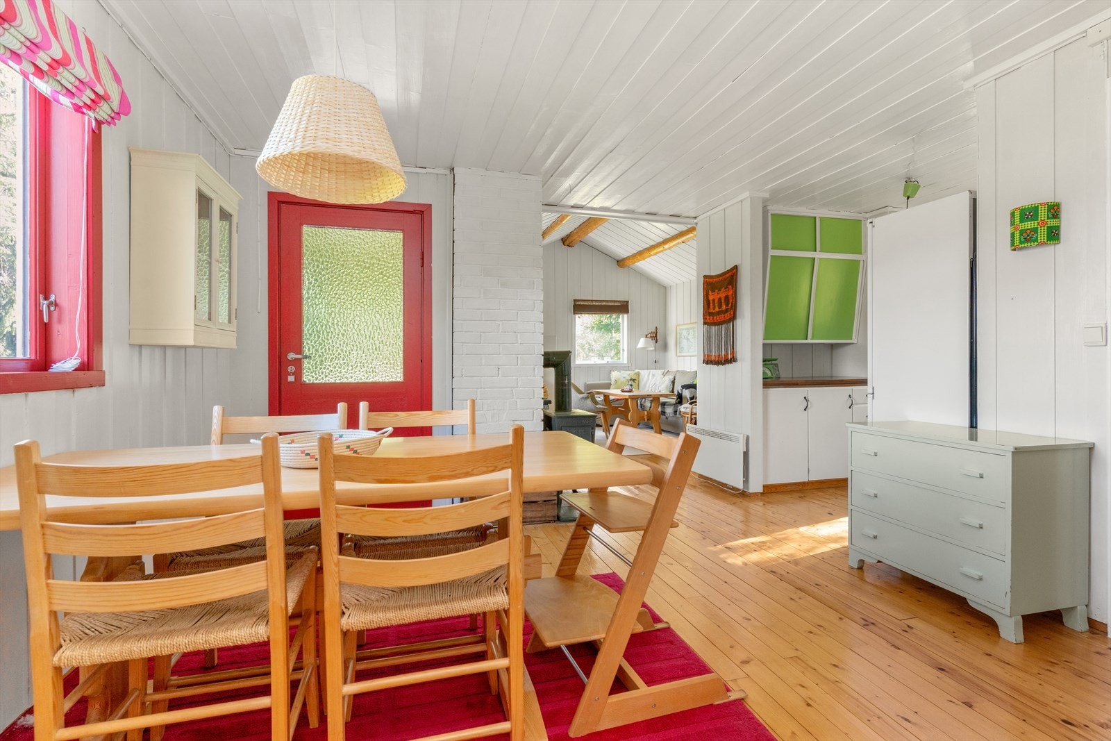 Videre inn mot kjøkken og stue. Egen utgangsdør til markplattingen på fremsiden av hytta. Galleribilde