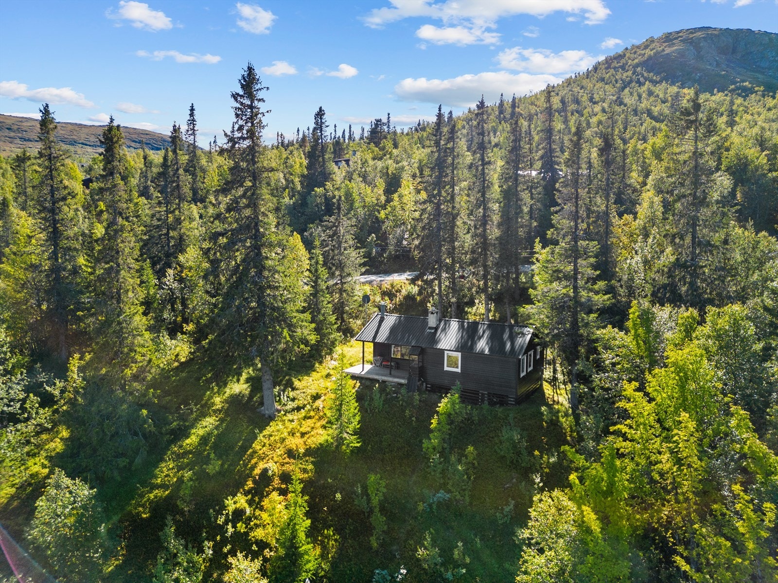 I bakkant ser man opp på Imingfjell med fantastisk helårs naturterreng innover vidda. Galleribilde